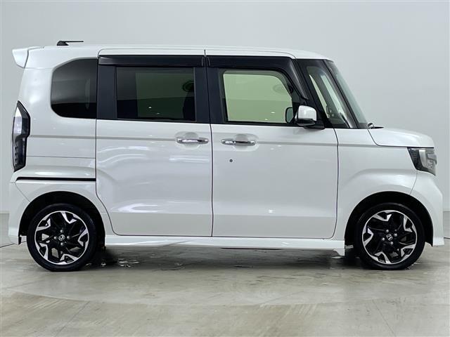 【右】商談ルームには「キッズスペース」を完備しています。DVD、ブロック、絵本、おままごとセット。お子様連れでも、ゆっくりとお車をお選びいただけます！