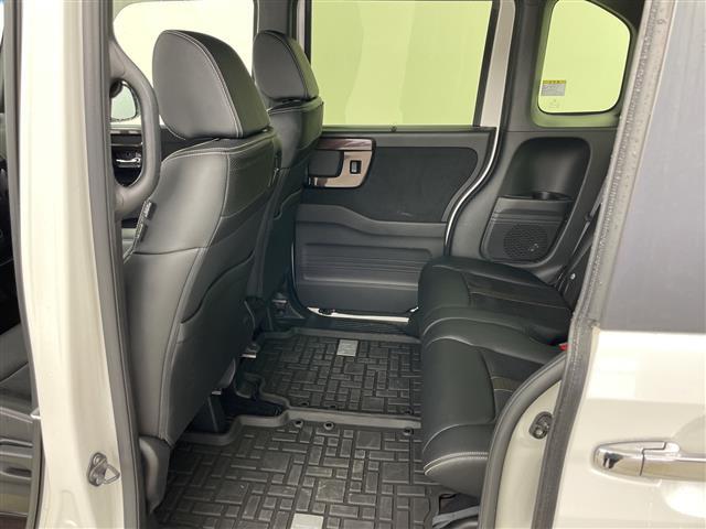 【後部座席】後席もゆったりドライブを楽しめます。内外装はプロこだわりのクリーニングで清潔なおクルマでご納車させていただきます！店舗での現車確認も承っています！