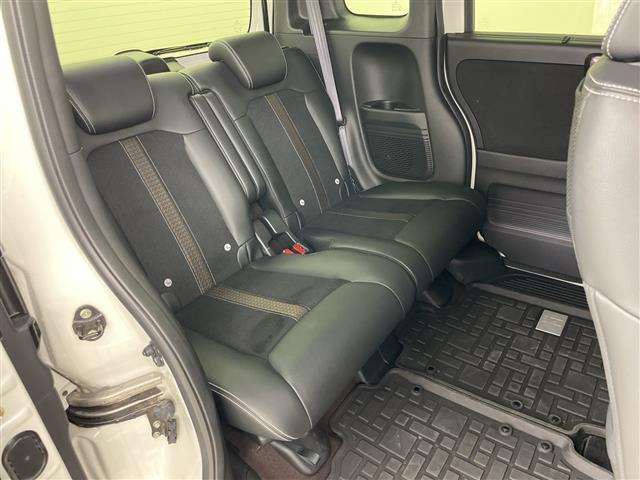 【後部座席】後席もゆったりドライブを楽しめます。内外装はプロこだわりのクリーニングで清潔なおクルマでご納車させていただきます！店舗での現車確認も承っています！