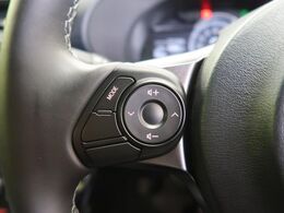 【ステアリングスイッチ】運転中、前方から目線をそらすことなく、オーディオ等の操作が可能な便利機能！安心＆快適なドライブを演出してくれます♪