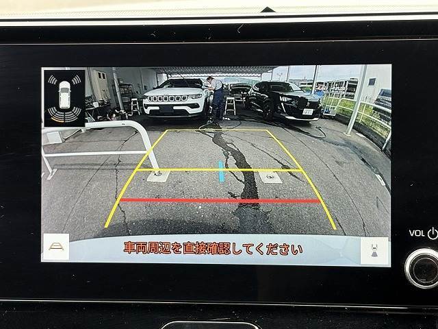 【カラーバックモニター】を装備しております。リアの映像がカラーで映し出されますので日々の駐車も安心安全です。