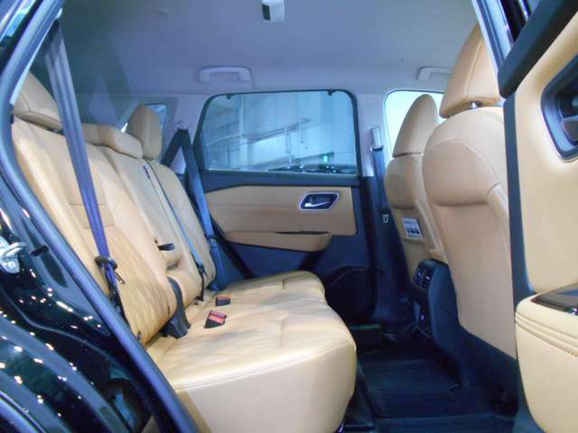 リヤシートにもシートヒーターを装備しておりますので、どこに座っていても車内は快適です。