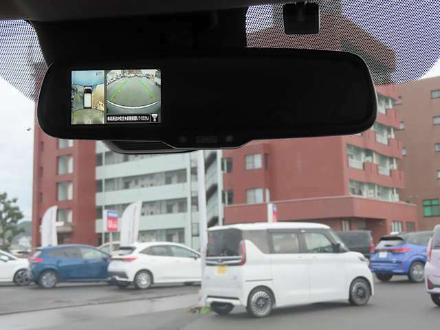 4つのカメラで上から見たような映像を映し出す駐車に便利なアラウンドビューモニター付。