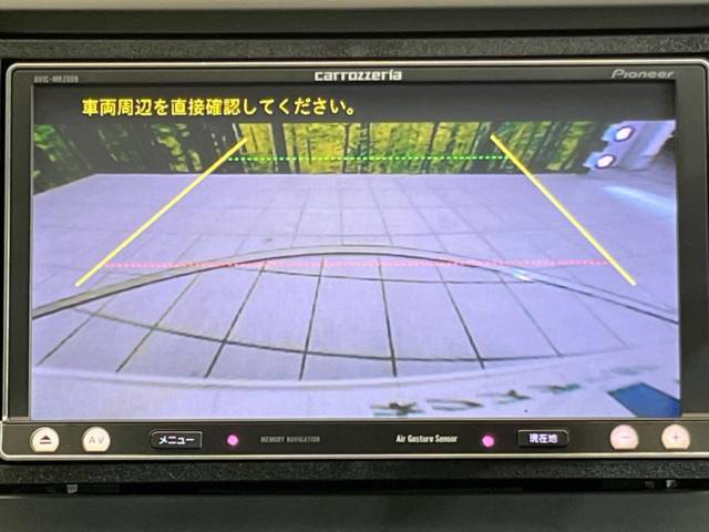 【バックカメラ】駐車時に後方がリアルタイム映像で確認できます。大型商業施設や立体駐車場での駐車時や、夜間のバック時に大活躍！運転スキルに関わらず、今や必須となった装備のひとつです！