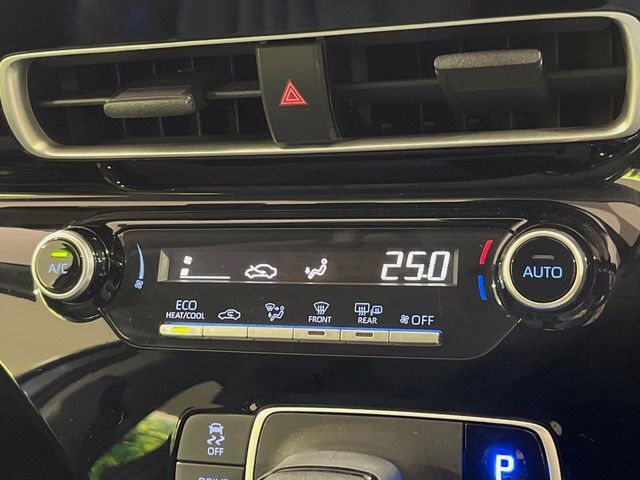 【オートエアコン】一度お好みの温度に設定すれば、車内の温度を検知し風量や温度を自動で調整。暑い…寒い…と何度もスイッチ操作をする必要はありません。快適な車内空間には必須の機能ですね♪