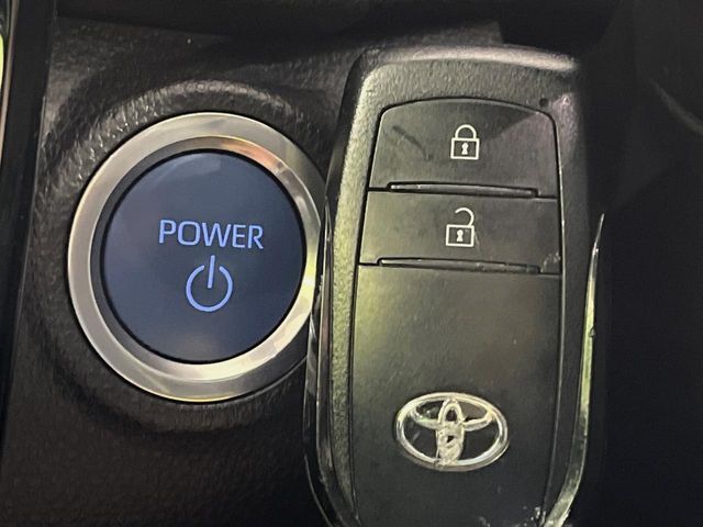 【スマートキー】カバンやポケットに入れたままでもドアの施錠・解錠が可能なスマートキーを装備。エンジンのオン・オフ時もカギを取り出す必要が無いからとっても便利です♪