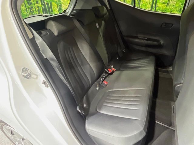 後部座席も気になるようなキズ・汚れやへたり等、大きなダメージはなく、良好な状態です。