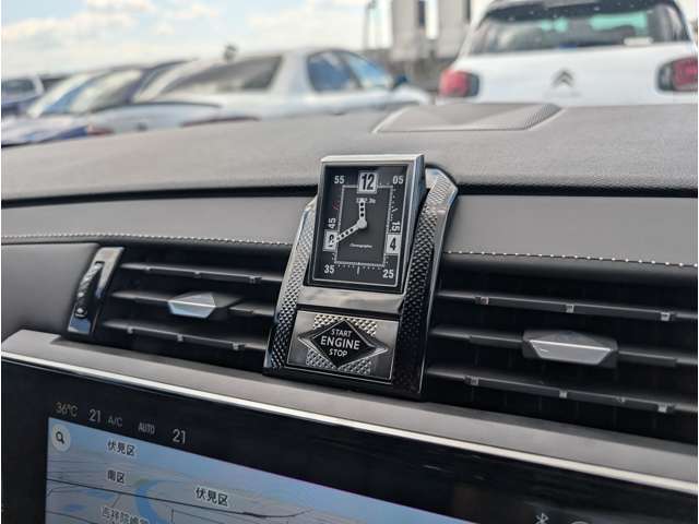 高級時計メーカー『B.R.M』製のアナログ時計がイグニションオンと同時に現れます。