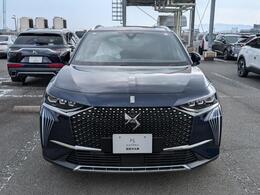 ボディカラーは有償オプションカラーの「ブルーサファイア」