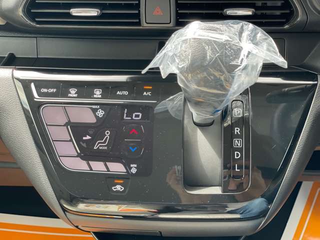 【オートエアコン】車内外の気温をセンサーで検知し、適切な温度の風を送ることでいつでも快適な温度に保つことができます！いつでも快適な車内温度を提供します。