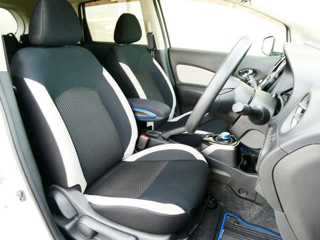 運転席シートリフター（ラチェット式）で、座面の高さも上下に動き、体格にあわせて調整ができます。