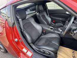 【運転席＆助手席】レザーを使用したスポーツタイプのシートです☆左右ともパワーシートになっています☆またシートヒーターも装備していますので、寒い冬場でも快適な走行が楽しめます☆