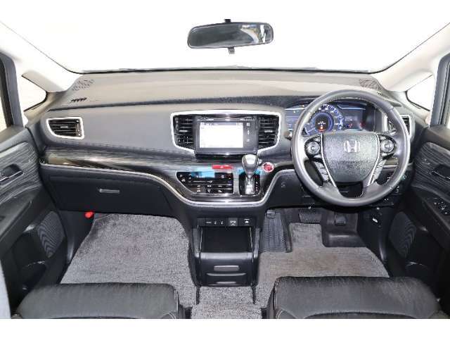 操作性に優れた運転席となります！小物入れや各ボタンの配置にこだわり、使いやすいです！座り心地もよく視認性も良好なのでロングドライブもお任せ下さい！