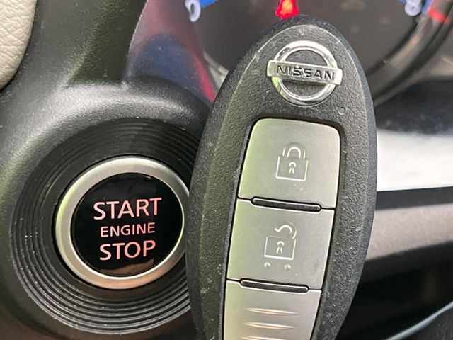 【インテリジェントキー】カバンやポケットに入れたままでもドアの施錠・解錠が可能なスマートキーを装備。エンジンのオン・オフ時もカギを取り出す必要が無いからとっても便利です♪