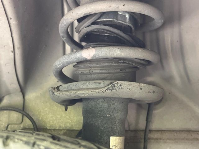 お車を安心してお乗りいただく為には、足回りの定期点検が欠かせません。サービスサポート（有償保証）では無料点検もご提供しており、安心のカーライフをお過ごしいただけるサポート体制が整っています。