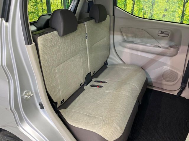後部座席も気になるようなキズ・汚れやへたり等、大きなダメージはなく、良好な状態です。
