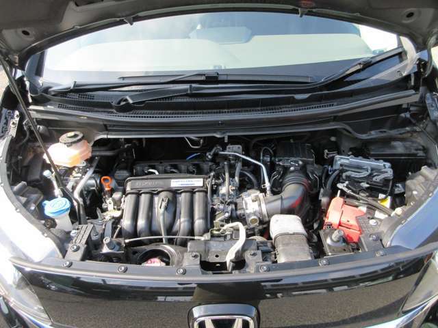エンジンルームも綺麗に洗浄してから納車致します。普段あまり見ることが無い箇所だからこそ綺麗だと感動しますよね（＊´▽｀＊）