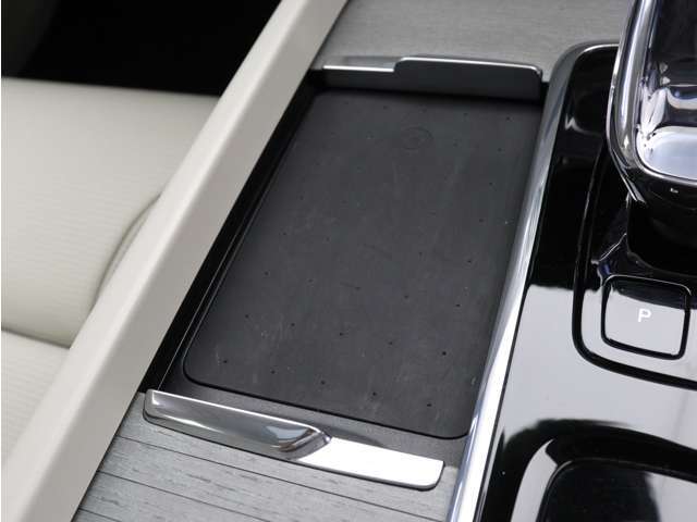 対応機種のスマートフォンを、トンネルコンソールの下のラバープレートに置いておくだけで充電可能。センターディスプレイの機能ビューを使用して、充電プレートのオンとオフを切り替えることができます。