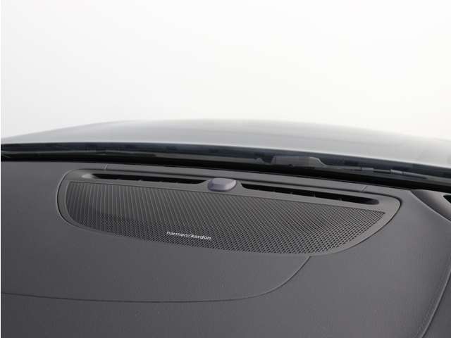 【harman/kardon】身体に伝わる重低音を生み出すエアベンチレーテッドサブウーファーを含む14個の高音質スピーカーにより、目の前で演奏されているかのような臨場感を体験できます。