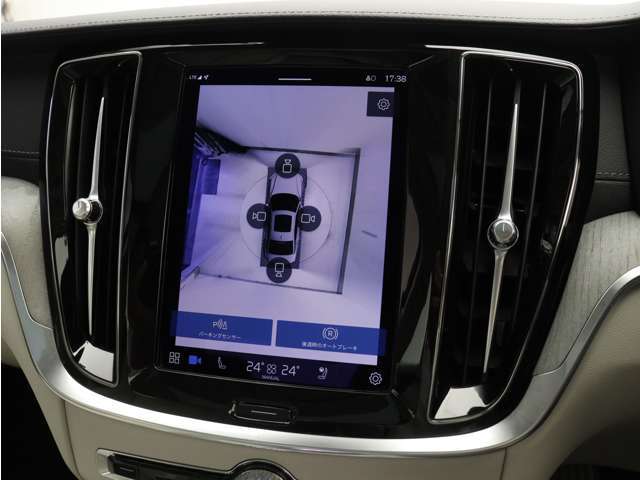 リアカメラによる後方の確認だけでなく、真上から見下ろすバードアイ映像を映し出す360度ビューカメラで、自車周辺の詳細な状況を確認できます。見通しが悪く狭い場所で車を取り回す際には心強い味方となります。