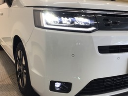 【LEDヘッドライト】ディスチャージヘッドライト（HID）と同等の明るさで、夜道や雨天走行が明るく視界良好！！　フォグライトも装備で、安心感さらにUPです♪安心ドライブを楽しんで下さい♪