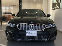 【BMWの伝統-1】BMWの特徴的な“キドニーグリル”は、80年以上続く伝統の形でございます。変わらないこだわりのデザインが、プレミアムブランド“BMW”を創り出します。