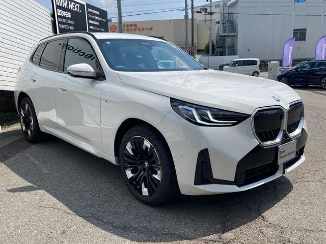 BMWのダイナミック且つエモーショナルなスタイルを印象付けるキャラクターライン（プレスライン）眺めているだけで溜め息の出る美しさです☆