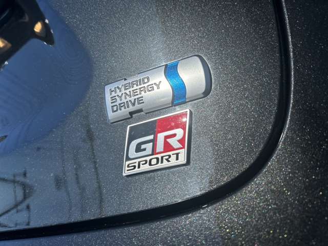 ハイブリッドとGRのエンブレム