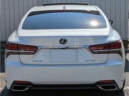 低車高車から大型外国車まで幅広く対応したフルフラットリフトを導入しております。