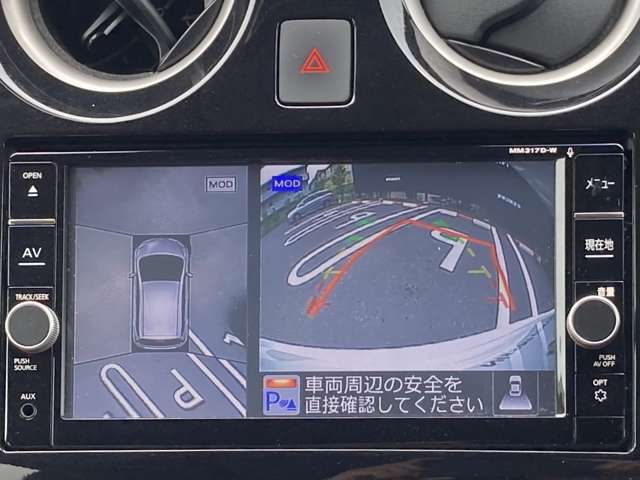 【アラウンドビューモニター装備】　フロント・左右ドアミラー・リヤの4つのカメラにより、車両を真上から見ているような映像をディスプレイに表示します。正確な駐車や取り回しを容易に行うことができます。