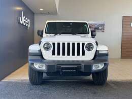 Jeep伝統の丸目のヘッドライトにセブンスロットグリル！一目でJeepだとわかります。