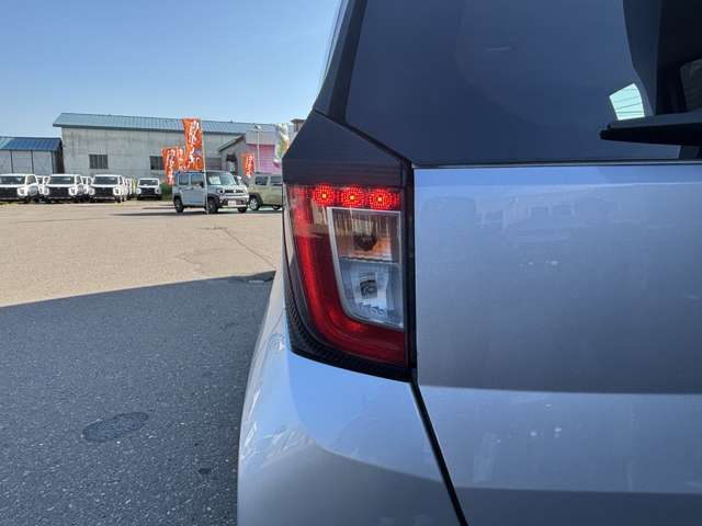 バックランプも綺麗な状態です。