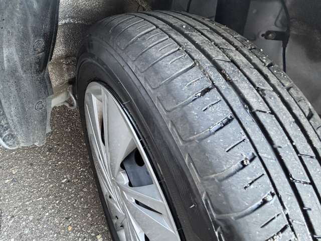 夏タイヤの溝はこのようになっております。