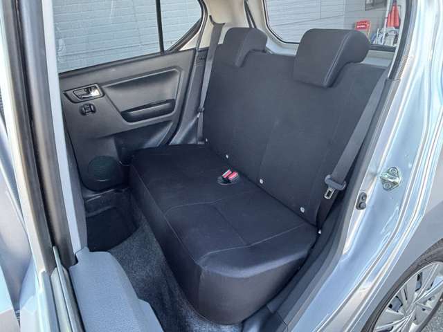 後席も足元が広くゆったりとした空間ですので長距離ドライブでも快適です♪