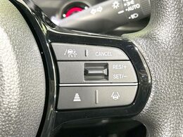 【アダプティブクルーズコントロール】高速道路での長距離走行が楽に！！自動で速度を保つクルーズコントロールが、衝突軽減システムと連携し、前方の車両を感知して車間を保つように速度調節してくれます！！