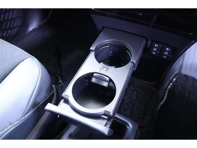 運転席と助手席の間には、飲み物を置けます。