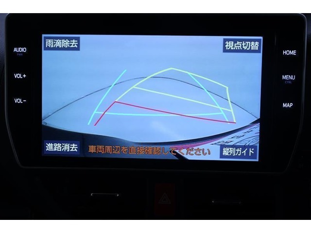 ハンドル操作に連動してガイドラインが変化するバックモニター搭載！クルマは構造上たくさんの死角がありますので、とても便利な機能です。あくまで補助の為の装備ですのでバックは目視での確認が大事ですよ！