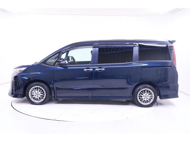 ボデーカラーは、ブラキッシュアゲハガラスフレーク色です。