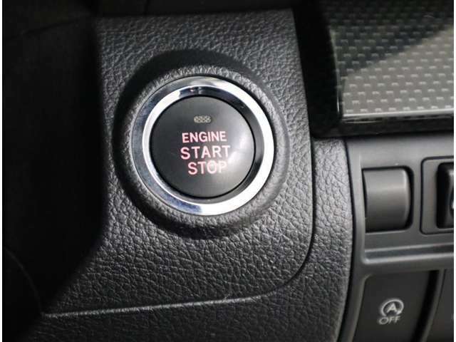 スマートキーを携帯していれば、ドアロックの解除、施錠はもちろん、ブレーキを踏みながらエンジンスタートボタンを押すだけで、エンジンが始動します！