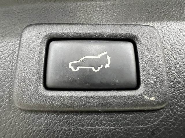 【電動リアゲート】装備しております。両手が塞がた状態からワンタッチでリアゲートを開閉出来る便利なオプションです。