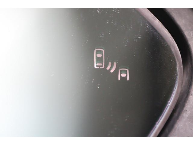 BSM（ブラインドスポットモニター）を装備！　隣の車線を走る車両が死角エリアに入ると、ドアミラーのインジケーターが光ってお知らせ。
