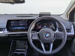 ◆インスツルメントパネルやインテリアトリムなどは、調和しなが洗練された室内を作り上げ、スイッチ類によって、優れた操作性をも実現。ドライバーの視線や動線を考え、人間工学に基づきデザインされています◆