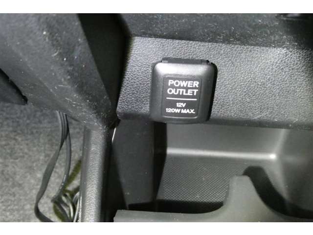 スマートフォンやお手持ちの機器のバッテリー残量が少なくなっても、運転中に充電ができるので安心ですね！