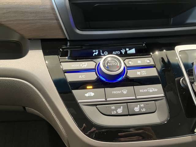 プラズマクラスター技術搭載フルオートエアコンディショナーで車内の空気をキレイに保ちます。