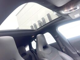 ●パノラミックスライディングルーフ：：大迫力のパノラマルーフは、後部座席にまで続いており、開放的な空間をお楽しみいただけます。