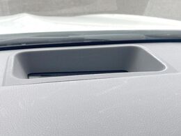 ●ヘッドアップディスプレイ：現在の速度や走行情報をデジタル表示で運転席前方のガラスに投影！運転中、視線をずらさず必要な情報を確認できるのでとっても便利で安心！