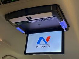 【フリップダウンモニター】大画面モニターで後席でもエンタメをお楽しみいただけます。小さなお子様にも大人気の装備です♪