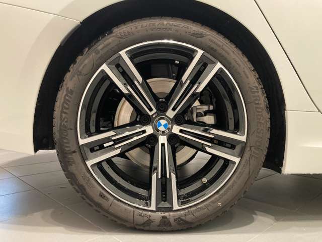 BMWの純正アロイホイールは軽量かつ強度にも優れているホイールで走行性能を引き上げる設計になっております。足元にもBMWは妥協がなくこだわっている個所になります。