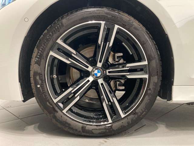 BMWの純正アロイホイールは軽量かつ強度にも優れているホイールで走行性能を引き上げる設計になっております。足元にもBMWは妥協がなくこだわっている個所になります。