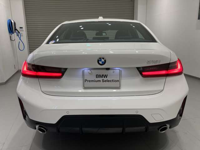 大型のL字型のリアランプもLEDライトを採用。洗練されたデザインにより、シャープなLEDランプの点灯します。後ろからの見た目にもこだわっております。